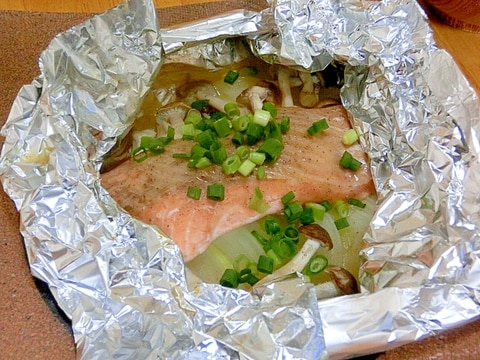 包んで 焼くだけ~。 かんたん鮭のホイル焼き